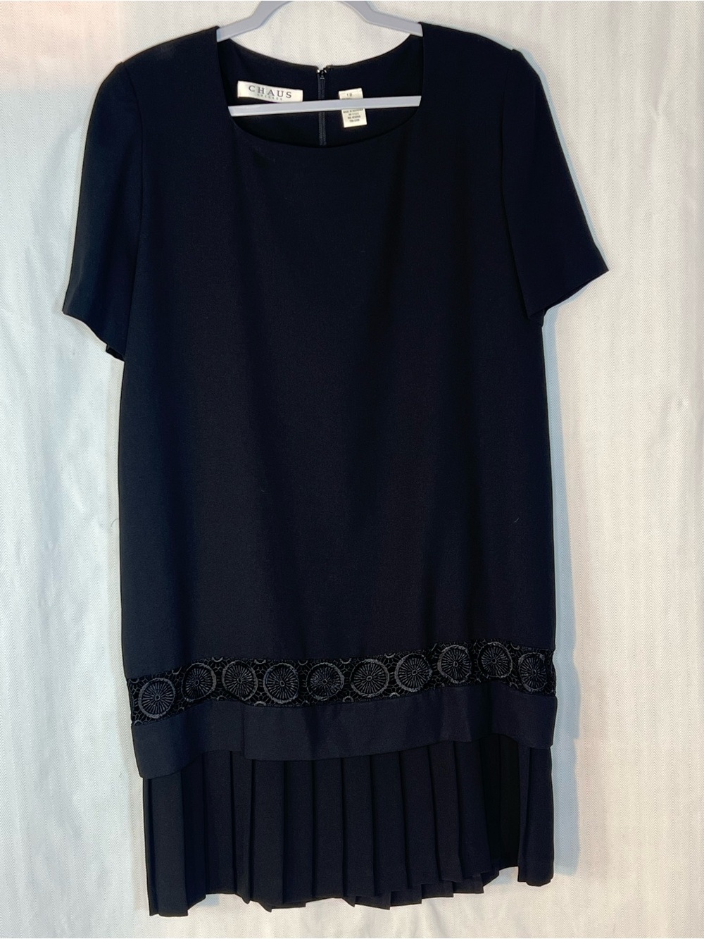 Chaus Dress Black Shift Short Sleeves Embroidered Trim Above Pleated Hem 12 👍